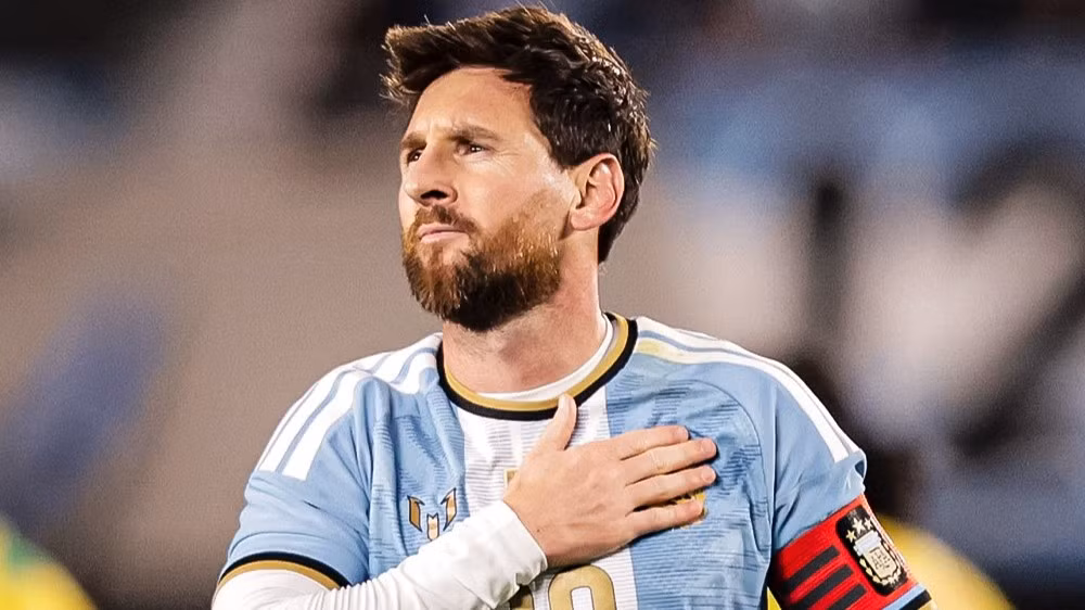 Lần cuối cùng đeo băng đội trưởng Argentina của Lionel Messi. (Ảnh: AFA)