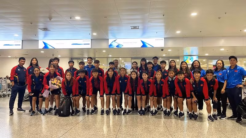 Các thành viên đội tuyển U16 nữ Việt Nam trở về nước sau giải đấu khu vực. (Ảnh: VFF)