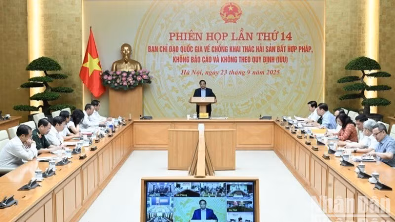 Thủ tướng Phạm Minh Chính chủ trì Phiên họp lần thứ 14 của Ban Chỉ đạo Quốc gia về chống khai thác hải sản bất hợp pháp, không báo cáo và không theo quy định (Ban Chỉ đạo về IUU). (Ảnh: TRẦN HẢI)