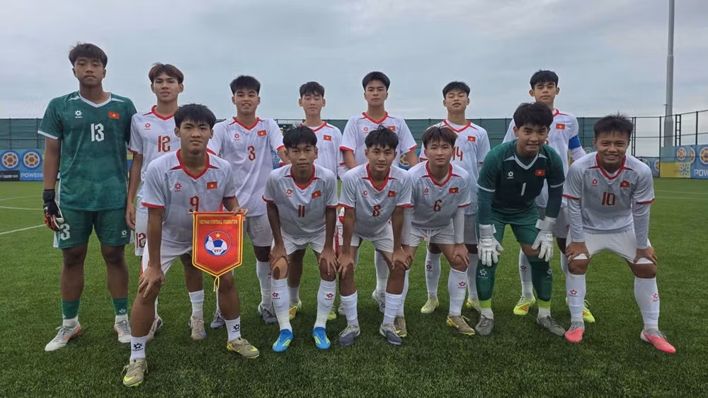 Các tuyển thủ U15 Việt Nam trước trận đấu. (Ảnh: VFF)