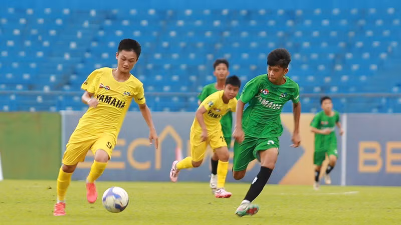 U13 Nam Định (áo xanh) giành chiến thắng trước U13 Sông Lam Nghệ An để lên ngôi vô địch.