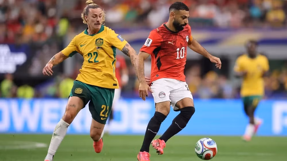 Mohamed Salah cạnh tranh với tuyển thủ Australia. (Ảnh: FIFA)