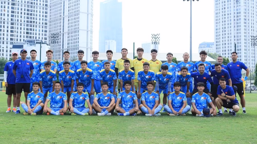 Các thành viên đội tuyển U19 Việt Nam cùng Ban huấn luyện. (Ảnh: VFF)