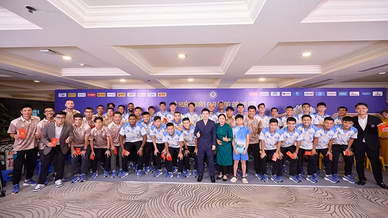 Các thành viên câu lạc bộ Hà Nội tại Lễ xuất quân mùa giải V-League 2025/26.