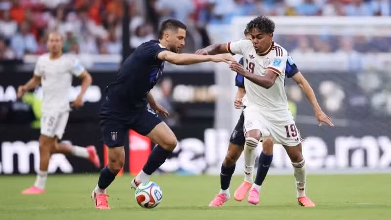 Lamine Yamal tranh bóng cùng tuyển thủ Uruguay. (Ảnh: FIFA)