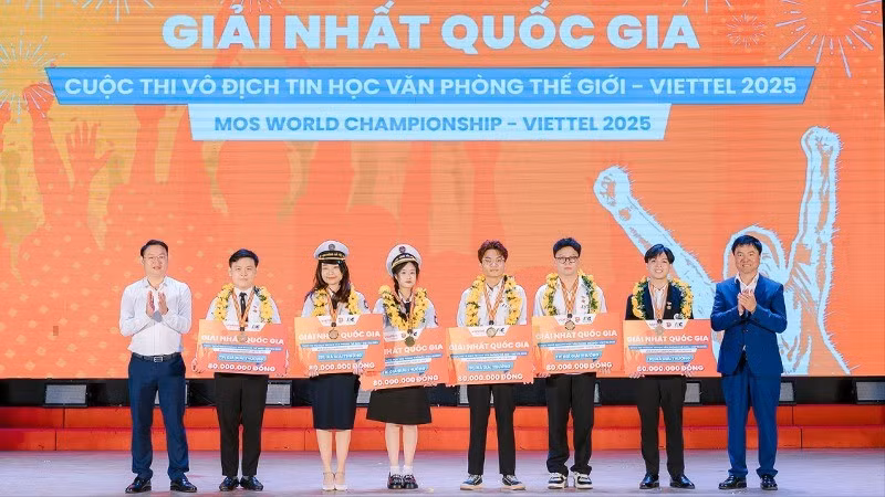 Ban tổ chức trao giải Nhất cấp quốc gia tặng 6 thí sinh tiêu biểu mùa giải năm nay.