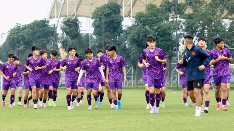 Các cầu thủ U17 Việt Nam tập luyện tại Trung tâm Đào tạo Bóng đá trẻ PVF. (Ảnh: VFF)
