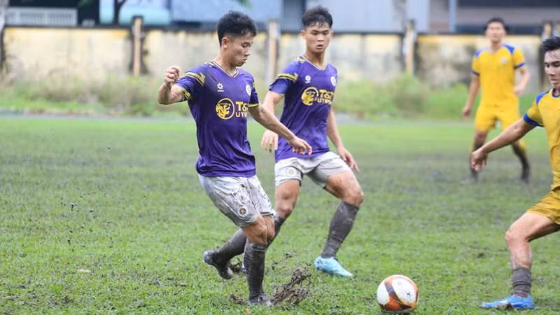 U21 Hà Nội thi đấu dưới thời tiết mưa. (Ảnh: VFF)