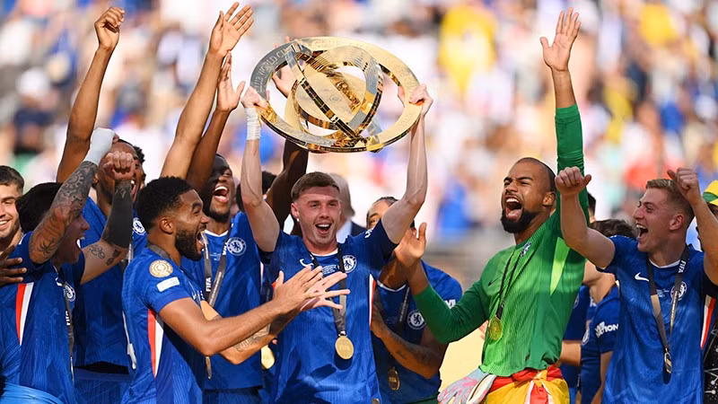 Cole Palmer nâng cao chiếc cúp vô địch cùng The Blues. (Ảnh: Chelsea FC)