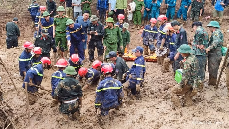 Các lực lượng cứu hộ tìm kiếm người mất tích do lũ quét tại xã Xa Dung, tỉnh Điện Biên.