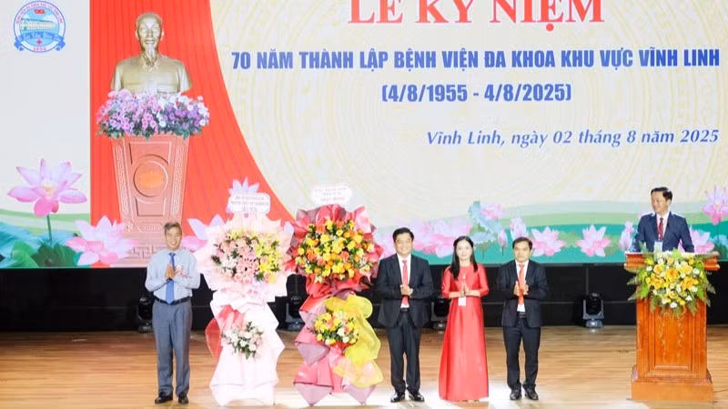 Phó Bí thư Tỉnh ủy, Chủ tịch Hội đồng nhân dân tỉnh Nguyễn Đăng Quang tặng hoa chúc mừng tập thể cán bộ, nhân viên Bệnh viện đa khoa khu vực Vĩnh Linh.