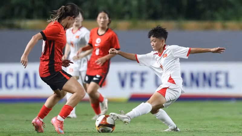 U20 nữ Việt Nam (áo trắng) giành chiến thắng ấn tượng trước U20 nữ Hồng Kông (Trung Quốc). (Ảnh: VFF)
