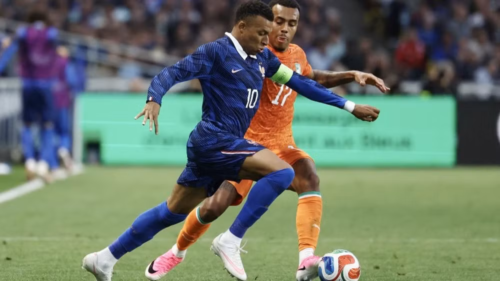 Mbappe cùng các đồng đội bất ngờ thua trước đối thủ bị đánh giá thấp hơn nhiều. (Ảnh: FT)