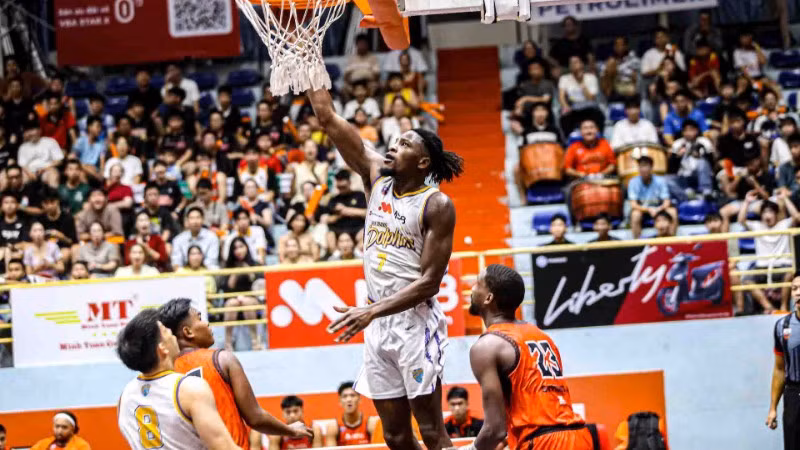 Mykal Jenkins giúp Nha Trang Dolphins kiểm soát tốt khu vực cận rổ. (Ảnh: VBA)