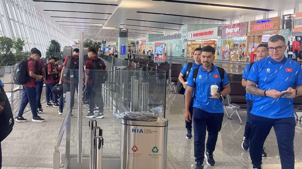 Ban huấn luyện cùng các tuyển thủ di chuyển tới nước chủ nhà Indonesia. (Ảnh: VFF)