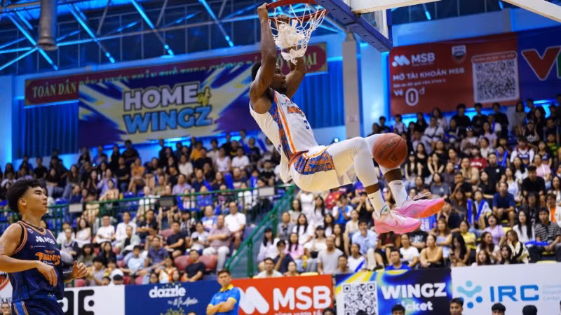 Hassan Thomas úp rổ ghi điểm cho Hanoi Buffaloes. (Ảnh: VBA)