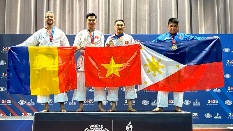Đoàn Thể thao Công an nhân dân nhận Huy chương Vàng nội dung đồng đội nam Karate. 