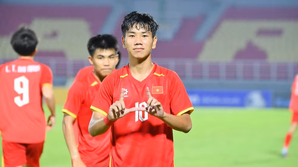 Chu Ngọc Nguyễn Lực ăn mừng bàn thắng thứ hai của đội tuyển U17 Việt Nam. (Ảnh: VFF)
