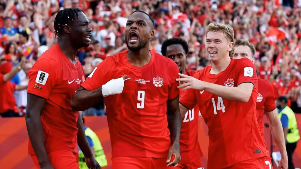 Cyle Larin (giữa) ăn mừng bàn thắng gỡ hòa quý giá của Canada. (Ảnh: FIFA)