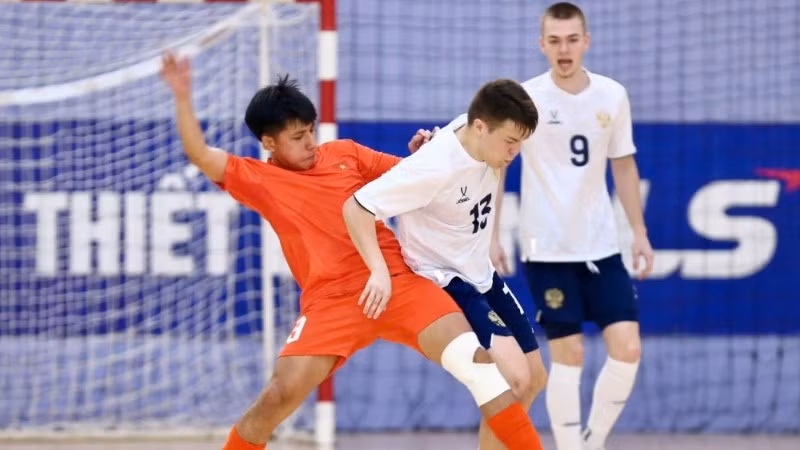 Đội tuyển U19 futsal Việt Nam chấp nhận thất bại trước đối thủ mạnh là U19 futsal Nga. (Ảnh: VFF)