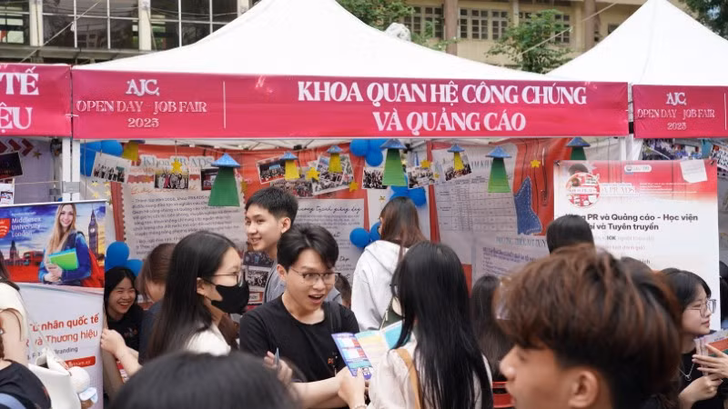 Hoạt động tư vấn tuyển sinh tại Học viện Báo chí và Tuyên truyền 