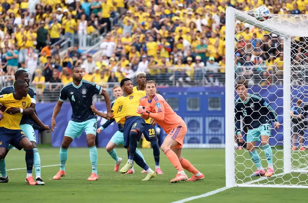 Nguy hiểm trước khung thành của thủ môn Neuer. (Ảnh: FIFA)