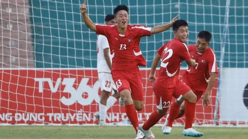 Các cầu thủ U20 Triều Tiên ăn mừng bàn thắng ở những phút bù giờ. (Ảnh: AFC)