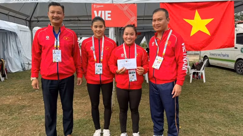 Huy chương Vàng đầu tiên của Đoàn Thể thao Việt Nam - bộ đôi Nguyễn Thị Hương và Diệp Thị Hương nhận thưởng nóng từ Trưởng đoàn. 