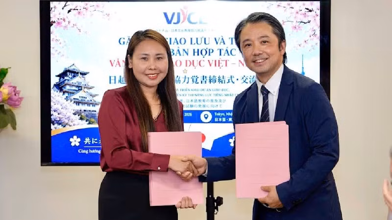 Đại diện Trung tâm Xúc tiến hợp tác văn hóa, giáo dục Việt-Nhật và đại diện Trường tiếng Nhật Aoyama trao thỏa thuận ký kết.