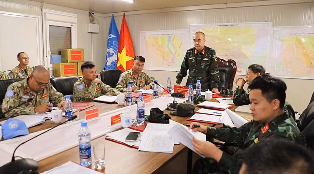 Đại tá Phạm Tân Phong, Trưởng đoàn công tác chủ trì hội nghị quán triệt nhiệm vụ với Lực lượng gìn giữ hòa bình Việt Nam tại Phái bộ An ninh lâm thời Liên hợp quốc ở Abyei. (Ảnh: Thế Vững)