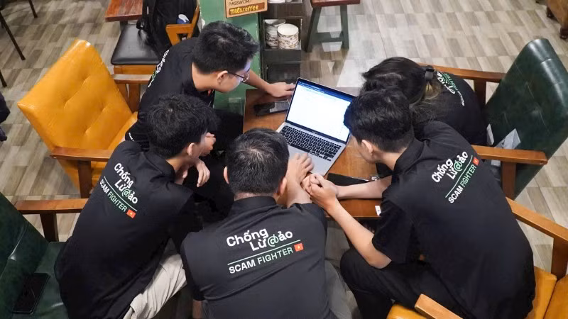 Các thành viên trong nhóm kỹ thuật của Chongluadao bàn luận về giải pháp mới giúp người dùng được an toàn hơn. (Ảnh: DUY PHÚ)