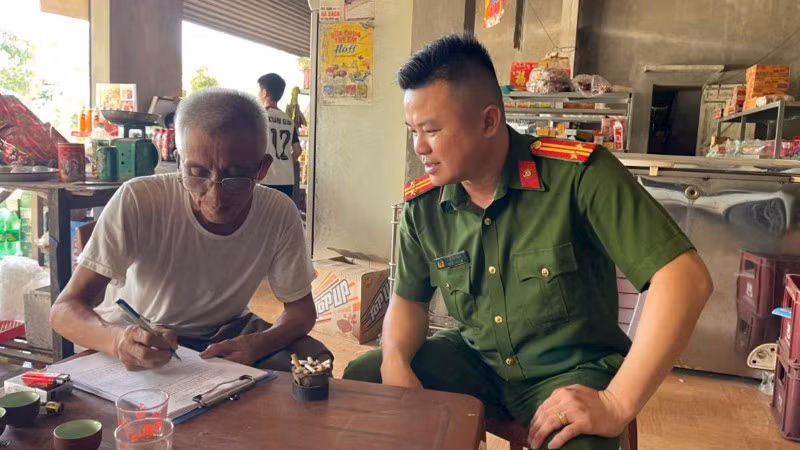 Công an xã Tân Thành, tỉnh Lạng Sơn hướng dẫn người dân ký cam kết không vi phạm an ninh trật tự trên địa bàn.