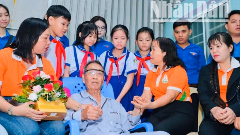 Ban Giám hiệu Trường tiểu học Phùng Ngọc Liêm (Cà Mau) đến thăm, tặng quà tri ân ông Ngô Văn Tây, thương binh hạng 3/4 tại phường Bạc Liêu.