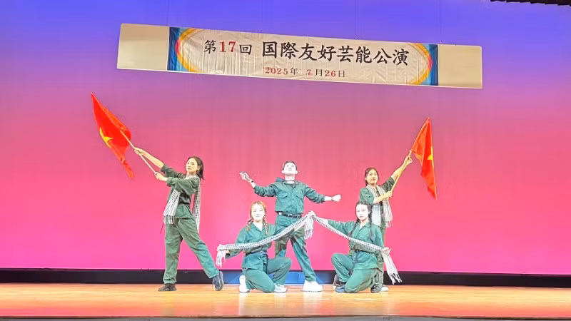 Tiết mục biểu diễn của Hội người Việt Nam vùng Kansai tại chương trình “Biểu diễn nghệ thuật hữu nghị quốc tế lần thứ 17”.