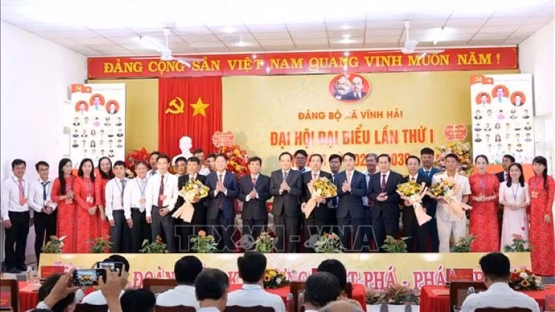 Đồng chí Trần Lưu Quang, Bí thư Trung ương Đảng, Trưởng Ban Chính sách, chiến lược Trung ương chức mừng Ban chấp hành Đảng bộ xã Vĩnh Hải ra mắt Đại hội. (Ảnh: TTXVN)