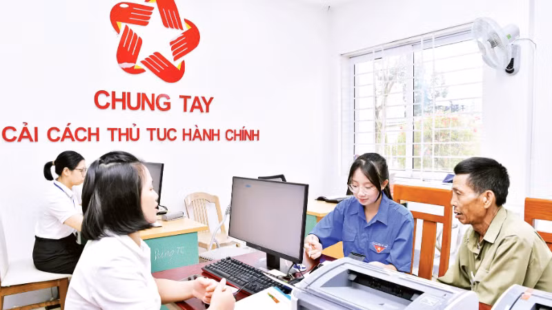 Đoàn viên, thanh niên tình nguyện các địa phương hỗ trợ người dân tại Trung tâm Phục vụ hành chính công xã Bát Xát (Lào Cai).