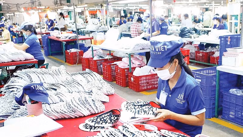 Công nhân trong giờ làm việc tại một doanh nghiệp tư nhân ở tỉnh Đồng Nai.