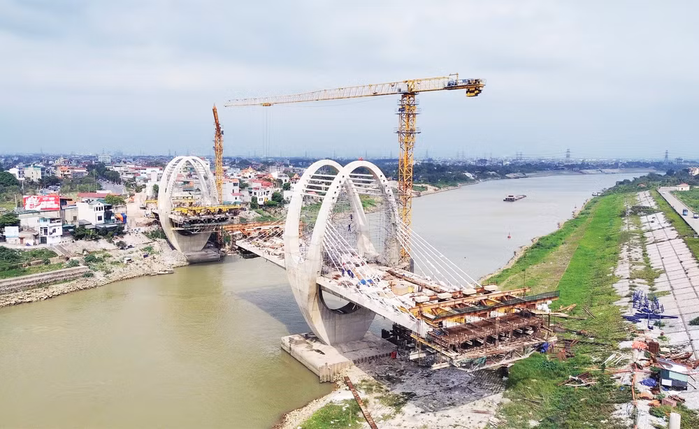Cầu đường bộ bắc qua sông Đuống đang được đẩy nhanh tiến độ, phấn đấu hoàn thành trong năm 2026. (Ảnh: QUỐC KHÁNH)