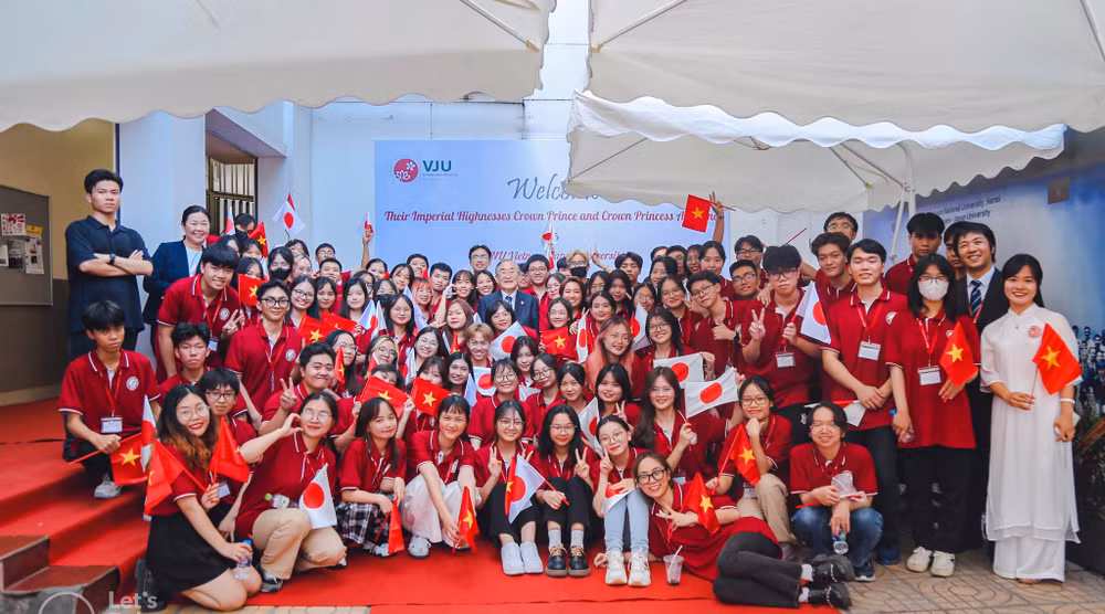 thay-va-tro-truong-dai-hoc-viet-nhat-nam-2023.jpg