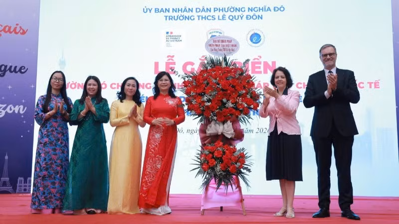 Đại sứ Pháp tại Việt Nam Olivier Brochet và Tổng Giám đốc Cơ quan Giáo dục Pháp ở nước ngoài Claudia Scherer-Effosse chúc mừng Trường trung học cơ sở Lê Quý Đôn được gắn biển "Trường có chương trình dạy tiếng Pháp đạt tiêu chuẩn quốc tế". 