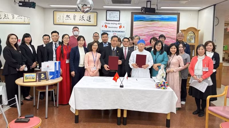 Các đại biểu chụp ảnh lưu niệm tại Lễ ký kết thỏa thuận hợp tác. (Ảnh: Tổng Lãnh sự quán Việt Nam tại Osaka)