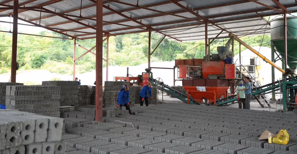 Sản xuất gạch không nung tại Công ty cổ phần Sản xuất vật liệu xây dựng Cao Bằng. (Ảnh minh họa: TTXVN)