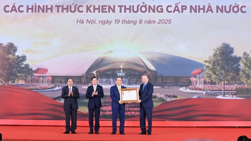 tong-bi-thu-to-lam-trao-huan-chuong-lao-dong-hang-nhat-tang-tap-doan-vingroup-anh-tran-hai-3240.jpg