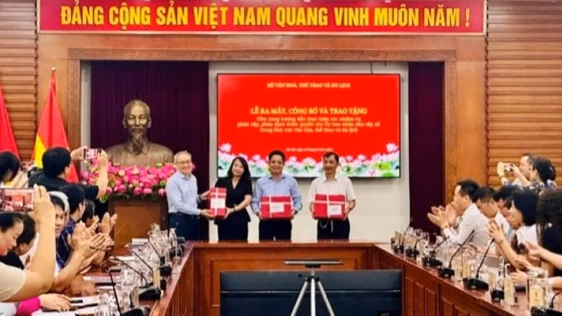 Đại diện Bộ Văn hóa, Thể thao và Du lịch trao tặng cẩm nang cho đại diện các địa phương.