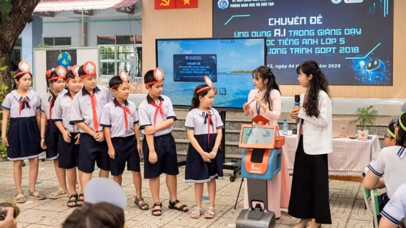 Chuyên đề “Ứng dụng AI trong dạy và học tiếng Anh cho học sinh lớp 5” tại Trường tiểu học Trương Định, Quận 12, Thành phố Hồ Chí Minh. (Ảnh: XUÂN QUÝ)
