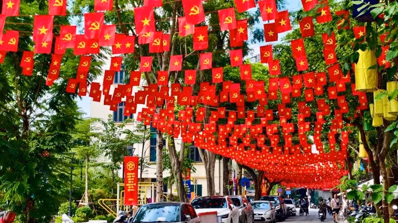 Thủ đô Hà Nội rực rỡ cờ Đảng, cờ Tổ quốc đón chào ngày Đại lễ. (Ảnh: THẾ ĐẠI)