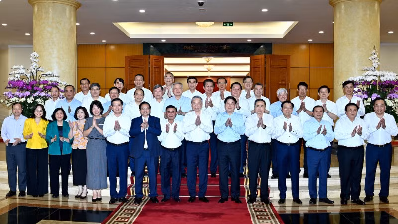 Tổng Bí thư Tô Lâm và các đồng chí lãnh đạo Đảng, Nhà nước với Ban Thường vụ Đảng ủy các cơ quan Đảng Trung ương. (Ảnh: ĐĂNG KHOA)