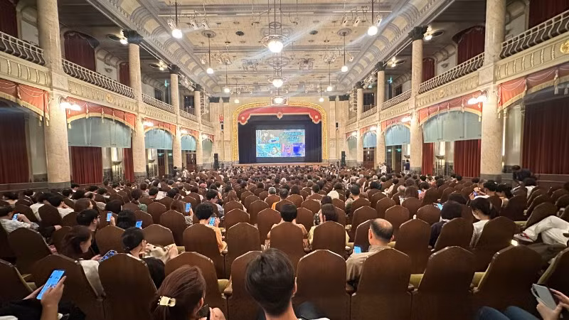 Hơn 1.000 khán giả là người Việt Nam và bạn bè quốc tế đã có dịp thưởng thức bộ phim “Song Lang” và phần trình diễn áo dài Việt tại thành phố Osaka, Nhật Bản.