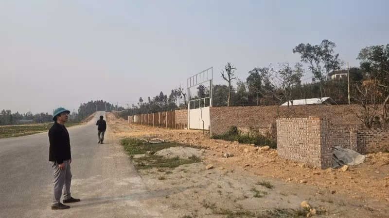 Cả một dải đất hai bên đường lên hồ Đại Lải bị lấn chiếm trái phép.