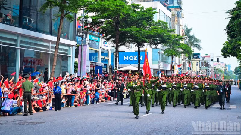 Sau Lễ kỷ niệm tại Quảng trường Ba Đình, khối các lực lượng Công an nhân dân diễu binh qua đường Lê Duẩn.